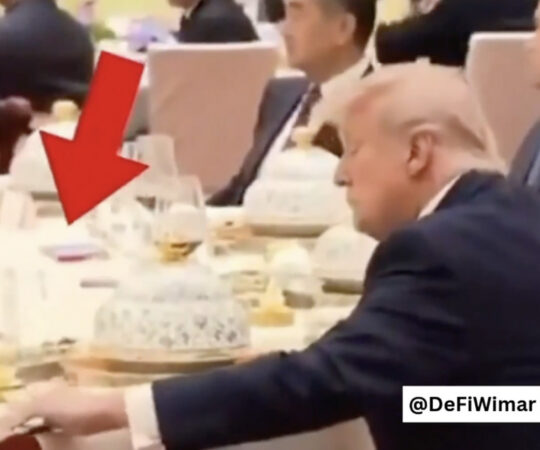 VIDEO: Trump piilus Xi märkmeid, kui too lauast lahkus