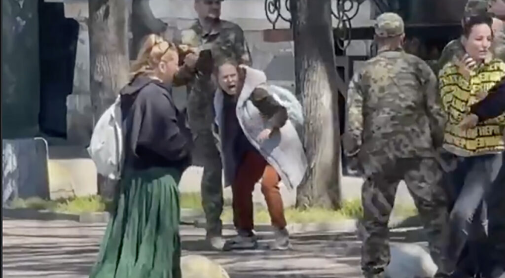 VIDEO: Ukraina sõjaväelased hoiavad naisi vägisi kinni