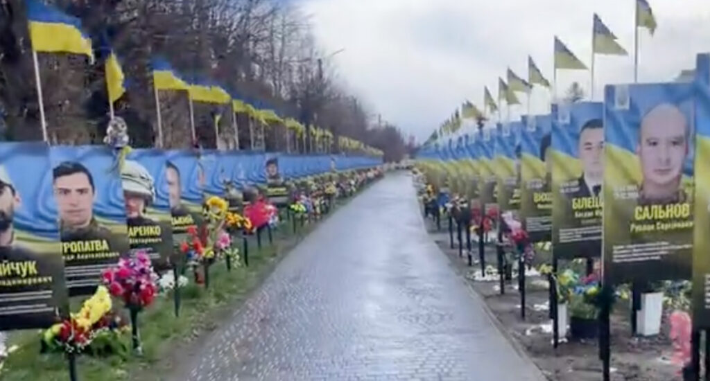 VIDEO: sõjas hukkunute allee Ukraina väikelinnas