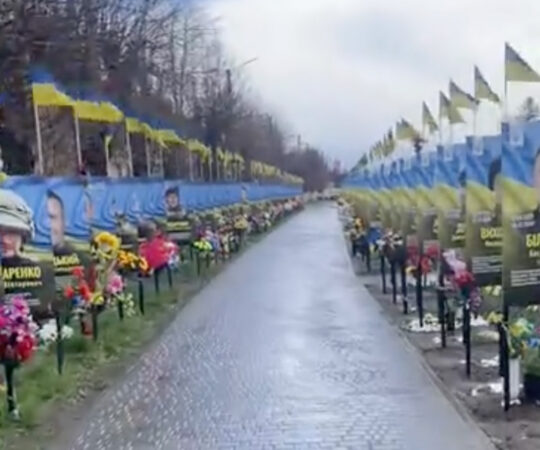 VIDEO: sõjas hukkunute allee Ukraina väikelinnas