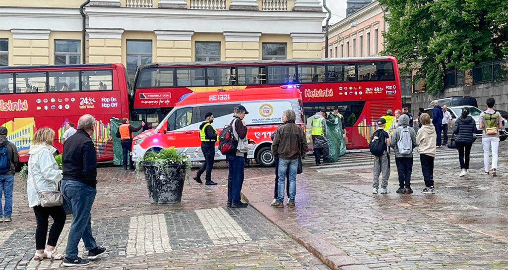 Helsingis sõitis ilma juhita liikuma hakanud buss otsa inimesele, kes suri