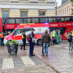 Helsingis sõitis ilma juhita liikuma hakanud buss otsa inimesele, kes suri
