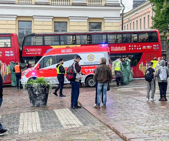Helsingis sõitis ilma juhita liikuma hakanud buss otsa inimesele, kes suri