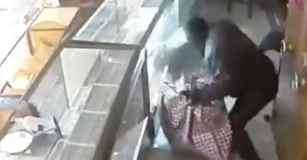 VIDEO: Soome juveeliärisse tunginud mehed viisid minutiga kaasa enam kui poole miljoni eest asju