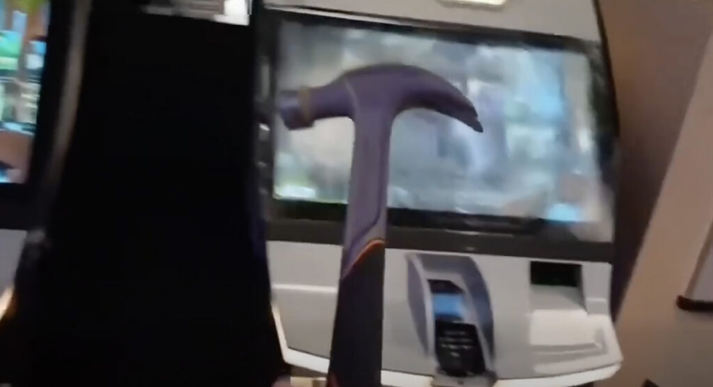 VIDEO: mees peksab Soomes vasaraga mänguautomaate puruks