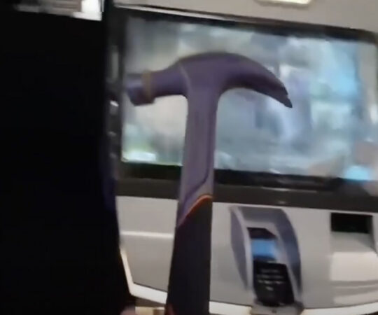 VIDEO: mees peksab Soomes vasaraga mänguautomaate puruks