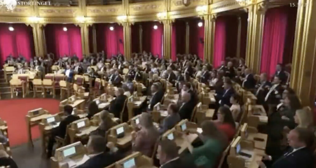 VIDEO: Norra parlament aerutas oma vutimeeskonna toetuseks
