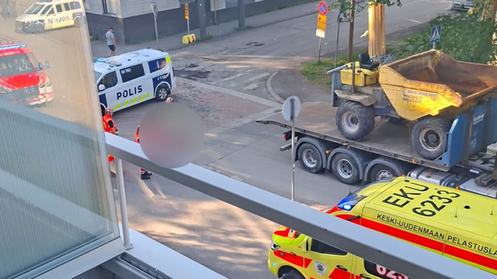 Soomes jäi elektritõuksiga sõitnud naine veoki alla ja hukkus