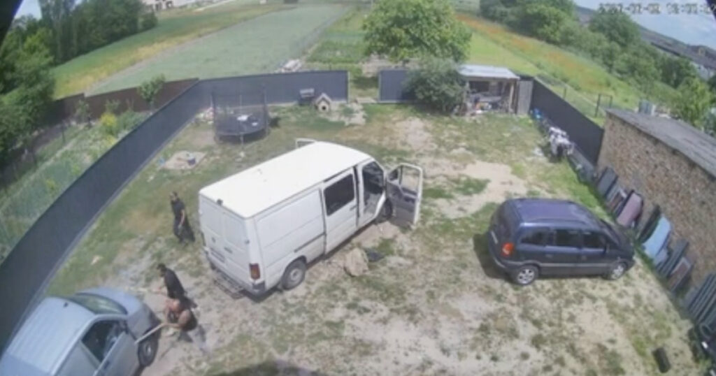 VIDEO: ukrainlased ajasid labidate, kirveste ja kurikatega minema sõjalised värbajad