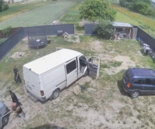 VIDEO: ukrainlased ajasid labidate, kirveste ja kurikatega minema sõjalised värbajad