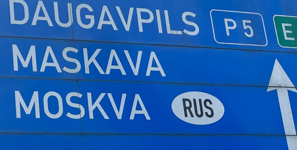 Häda Lätis: paljud liiklusmärgid juhatavad jätkuvalt Venemaa suunas – need tahetakse välja vahetada