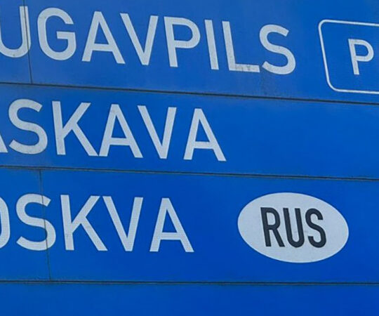 Häda Lätis: paljud liiklusmärgid juhatavad jätkuvalt Venemaa suunas – need tahetakse välja vahetada