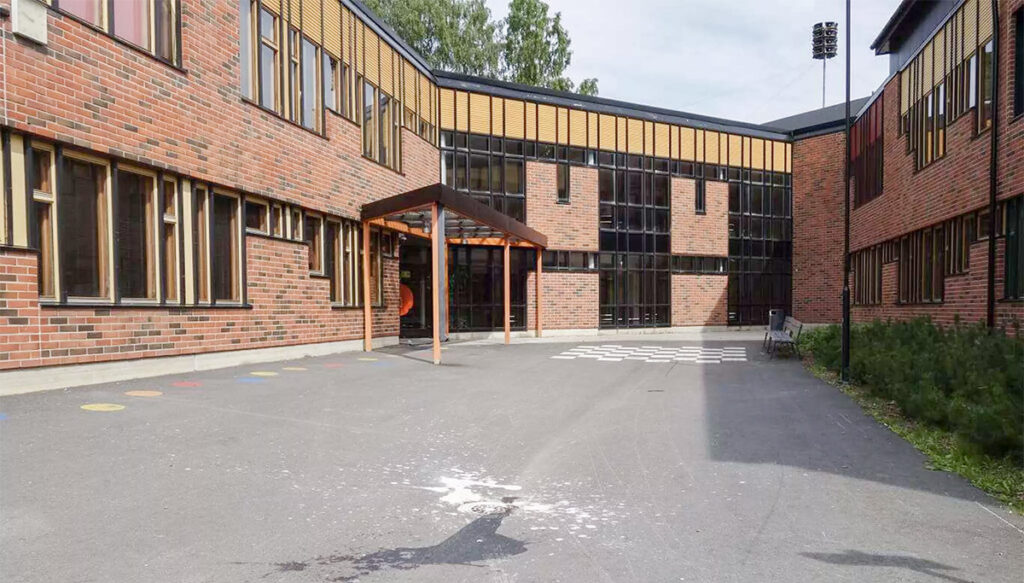 Soomes valas Ukraina poiss väiksele pagulaspoisile pähe torupuhastusvedelikku – selline on tema olukord