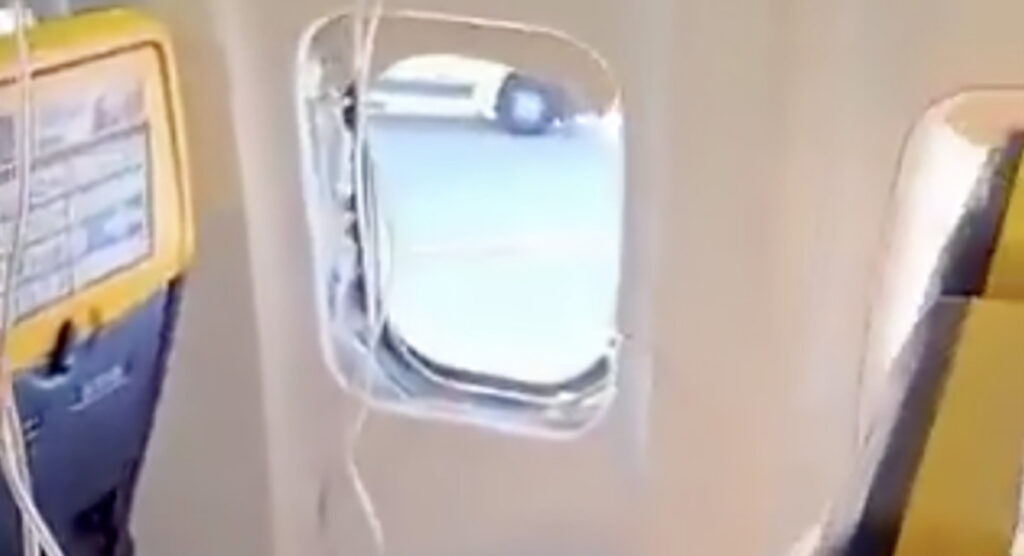 VIDEO: reisija oleks äärepealt välja kukkunud, kui lennukil purunes aken
