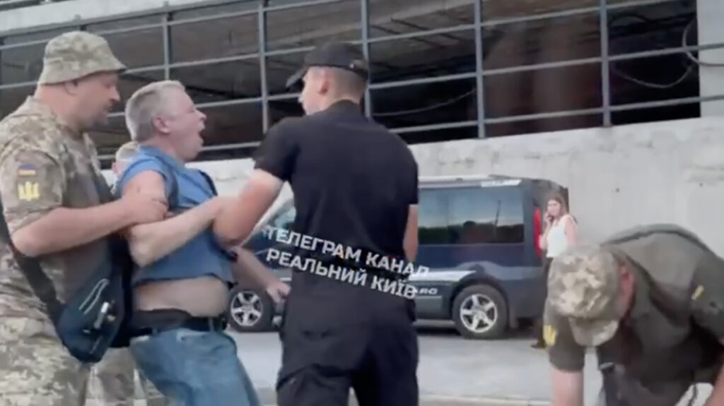 VIDEO: Ukrainas bussis sõjaliste värbajate poolt kinni võetud vanem mees hakkas teadvust kaotama