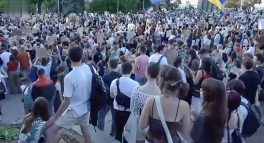 VIDEO: Kiievis kogunesid tuhanded inimesed taas tänavale, et avaldada meelt presidendi vastu