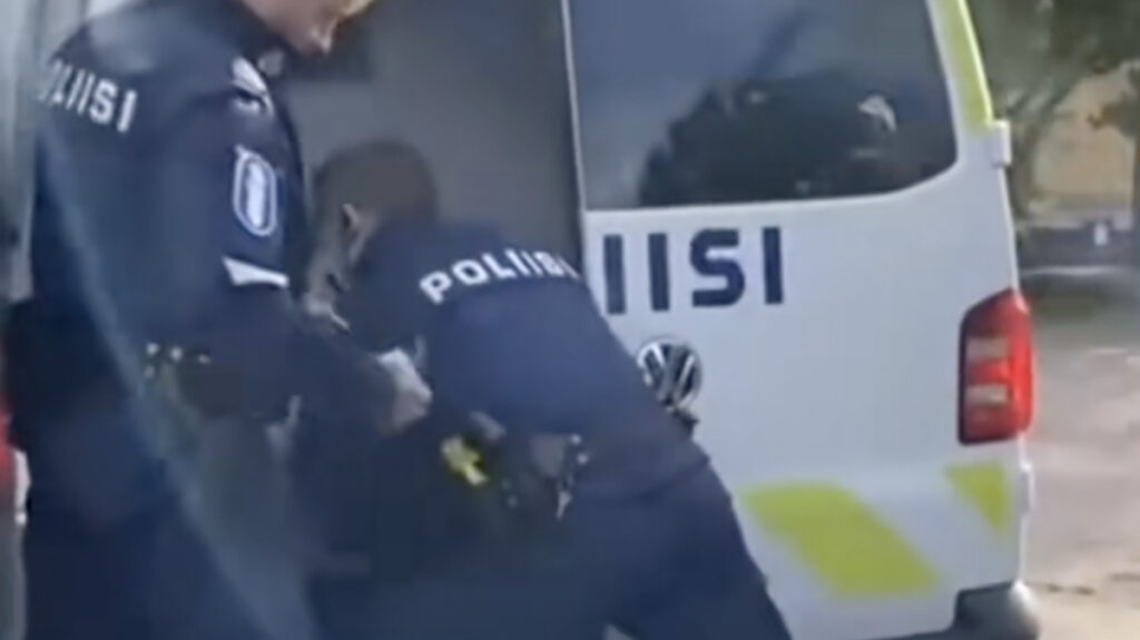 VIDEO: Soome politsei ja migrant