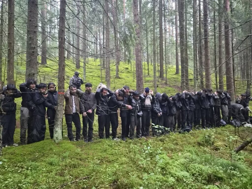 PILDID: Läti piirvalve avastas Valgevene piirilt järjekordse salatunneli ja 28 piiriületajat