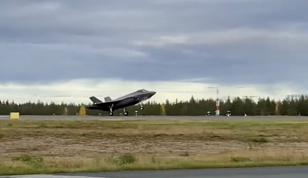 Esimesed kaks uut hävitajat F-35 jõudsid Soome