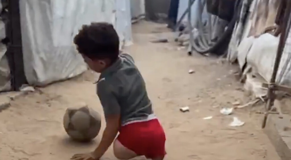 VIDEO: Gaza poiss mängib jalgpalli