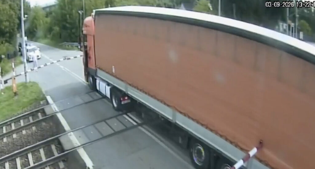 VIDEO: veok jäi Poolas tõkkepuude vahele lõksu, kiirrong sõitis sisse