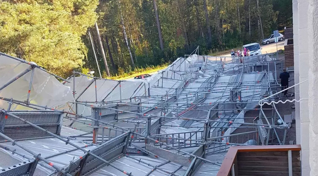 Soomes kukkusid kortermaja juures ehitustellingud alla, kaks sõiduautot said kahjustada