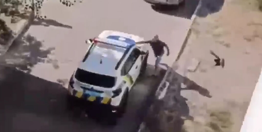 VIDEO: Ukrainas sõitis politseiauto üle mehe, kes proovis värbamist takistada NB! Nõrganärvilistele mittesoovitav
