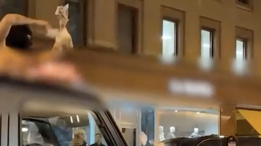 Soome OnlyFansi staar loopis autost raha tänavale