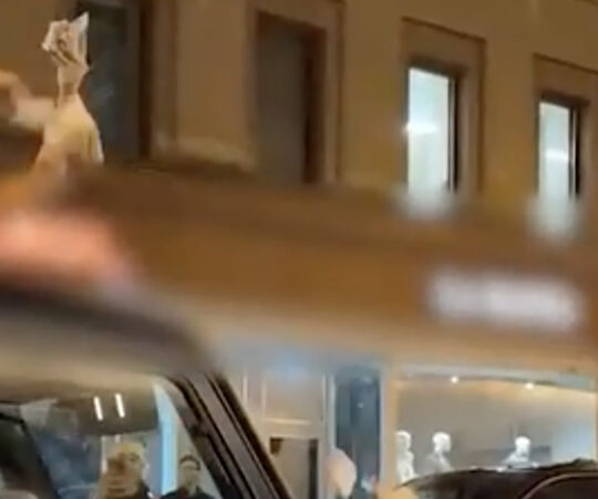 Soome OnlyFansi staar loopis autost raha tänavale