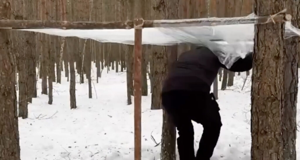 VIDEO: mees ehitas metsa elamise primitiivseid meetodeid kasutades