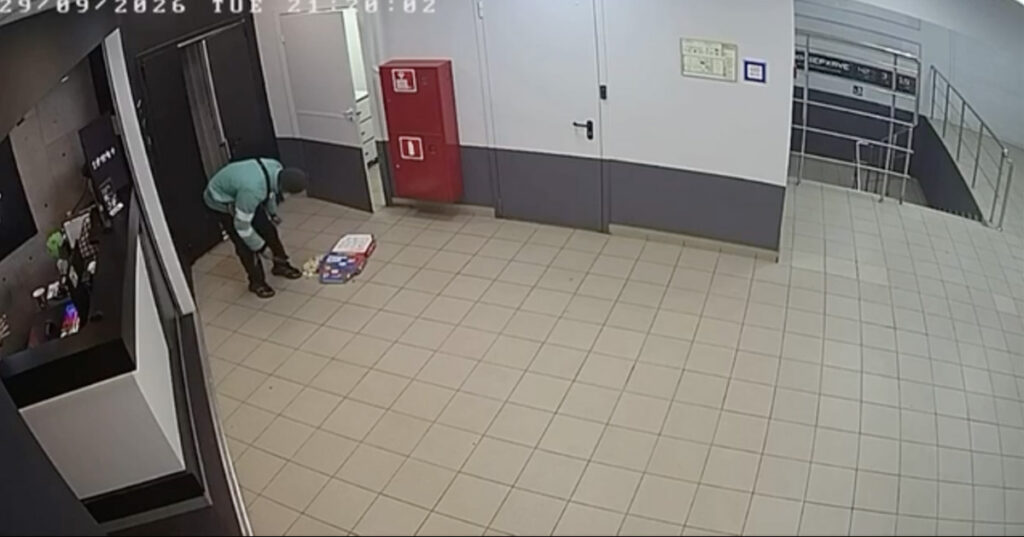 VIDEO: toidukuller kukutas pitsa maha, korjas selle üles ja viis kliendile