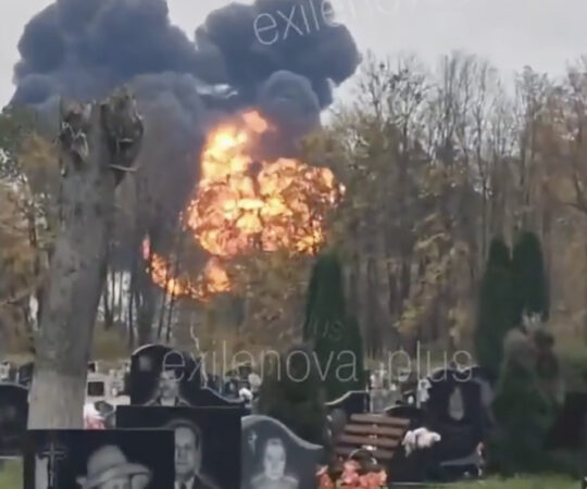 VIDEO: Vene sõjalennuk kukkus alla otse kalmistu kõrval, kus olid sõduri matused